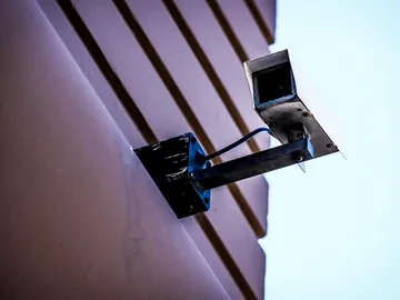 كاميرا مراقبة تجارية مركبة على مبنى